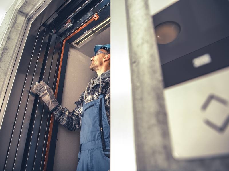 Elevadores de carga industrial: o que considerar antes de adquirir um para sua empresa?