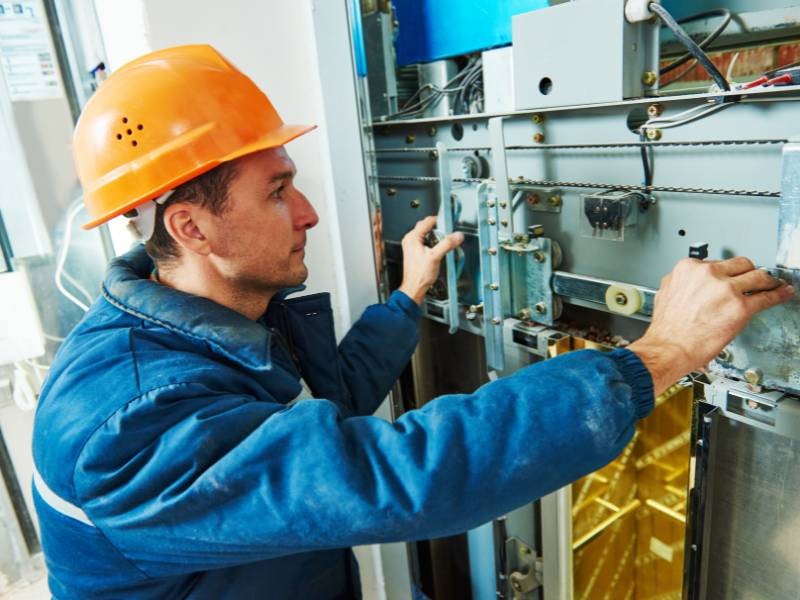 Manutenção Preventiva de Elevadores Comerciais: Por Que é Essencial para a Sua Empresa?