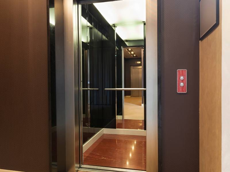 Elevadores residenciais são seguros? Entenda os sistemas de segurança envolvidos