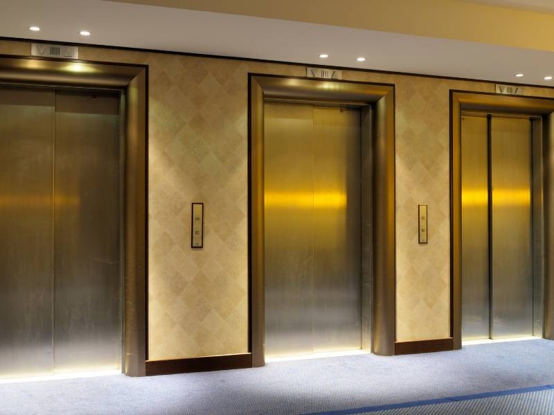 Elevadores comerciais com ou sem casa de máquinas: qual a melhor escolha para o seu negócio?